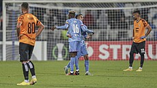 Slávistití fotbalisté Ondej Lingr a Moses Usor se radují z vedoucího gólu v...