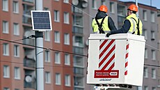 Technici instalují jeden z detektor� s napájením ze solárního panelu, které...