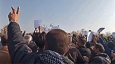 Íránci pochodují ke hrobu Mahsá Amíniové ve městě Saqqez na severozápadě země....