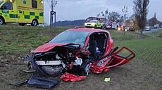 Jedno z aut skonilo po nehod v poli.