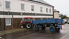 Nezaji�t�ný traktor naboural v Da�icích do hotelu.
