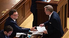 Ministr financí Zbyněk Stanjura a premiér Petr Fiala ve Sněmovně