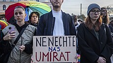 Účastníci pochodu nesli transparenty s hesly „Nenechte nás umírat“ nebo... | na serveru Lidovky.cz | aktuální zprávy