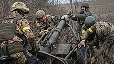 Ukrajinští vojáci v Charkovské oblasti připravují minomet k palbě. (25. října...