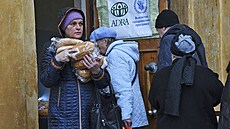 Obyvatele Kramatorsku dostávají chléb od humanitární organizace Adra. (26....