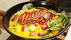 Kachní prso se lutým curry a jasmínovou rýí