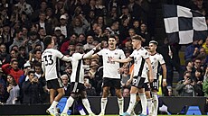 Hrá�i Fullhamu oslavují gól b�hem zápasu s Aston Villou.