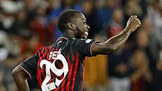 Nicolas Pepé slaví vst�elený gól v zápase Konferen�ní ligy proti Partizanu...