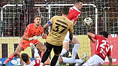 Brnnský útoník Jakub ezníek stílí svj druhý gól v zápase s Pardubicemi.