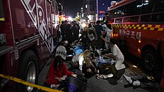 Záchranáři zasahují v jihokorejském Soulu, kde během oslav Halloweenu zemřelo...