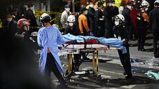 P�i oslavách Halloweenu v Soulu zem�elo v tla�enici p�es 150 lidí. (29. �íjna 2022)