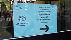 Nápis na zav�ených dve�ích OC Nový Smíchov