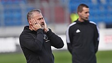 Trenér Ostravy Pavel Hapal sleduje zápas proti Mladé Boleslavi.