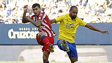 Angel Correa z Atlética Madrid (vlevo) a Fali z Cádizu v souboji o mí.