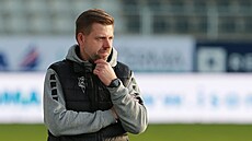 Trenér Jablonce David Horejš sleduje utkání proti Českým Budějovicím.