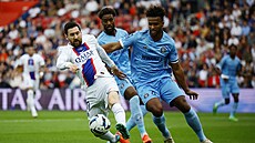Lionel Messi z PSG u balonu, brání ho Erik Palmer-Brown z Troyes.