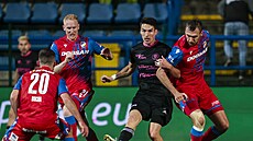 Robert Hrubý ze Zlína (v �erném) se sna�í proniknout plze�skými protihrá�i.