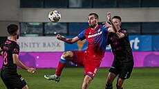 Tomá Chorý z Plzn se snaí trefit mí, za zády má Dominika Simerského ze...