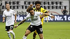 Luca Pellegrini z Frankfurtu (vpedu) a Karim Adeyemi z Dortmundu v souboji o...