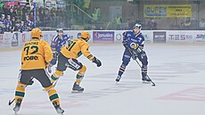 Momentka ze zápasu Chnce ligy mezi Vsetínem a Zlínem (v modré).