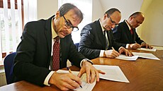 Koaliční dohodu v Jihlavě podepsali lídři ANO Radek Popelka (vlevo), Petr Ryška...