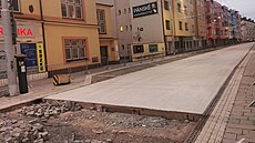 Dlabu v ulici nahradil beton.