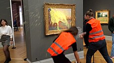 Aktivisté polili Monetův obraz bramborovou kaší, pak se přilepili ke zdi