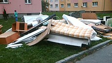 Mu� vyná�el p�ed d�m velké mno�ství nábytku, �e se jedná o �ernou skládku,...