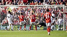 Nottinghamský Taiwo Awoniyi (druhý zprava) stílí gól do sít Liverpoolu.