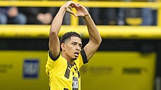Jude Bellingham z Dortmundu ukazuje gólové srdce.