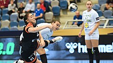 Mostecká Daria Somionková pálí do branky Ferencvároe v házenkáské Lize...
