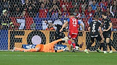 Plze�ský Luká� Kalvach st�ílí gól do sít� Baníku.