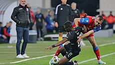 Ostravský Gigli Ndefe (vlevo) v souboji s Tomá�em Chorým z Plzn�.