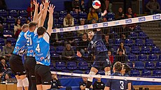 Volejbalisté Kladna blokují.