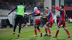Fotbalisté Viktorie Plze� slaví gól.
