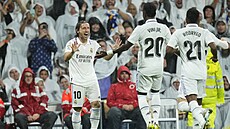 Fotbalisté Realu Madrid slaví gól Luky Modrie (vlevo).