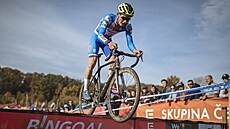 Matyá� Fiala p�ekonává jednu z p�eká�ek.