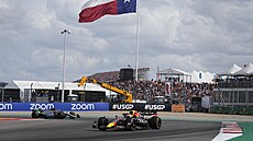 Lewis Hamilton se snaží v zatáčce dohnat vedoucího Maxe Verstappena.