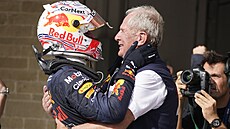 Max Verstappen se objímá s konzultantem Red Bullu  Helmutem Markem.