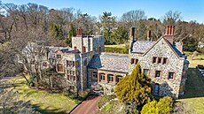 Hrad se opírá o anglickou estetiku s výraznou architekturou v tudorovském...