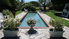 Bazén byl nezbytnou souástí zahrad u ve 20. letech minulého století.