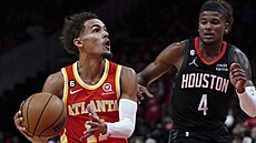 Trae Young (¨vlevo) se chystá na zakon�ení na ko�, sleduje ho Jalen Green z...