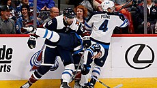 Martin Kaut (v modrém) z Colorada atakuje Colea Perfettiho z Winnipegu.