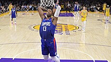 Paul George z Los Angeles Clippers smeuje na ko Lakers.