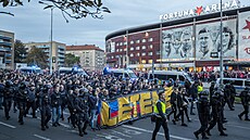 Pochod fanouk fotbalové Sparty na derby se Slavií do Edenu.
