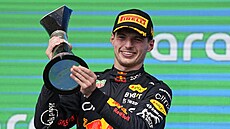 Max Verstappen z Red Bullu s trofejí pro vítěze Velké ceny USA F1.
