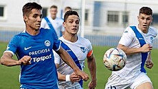 Liberecký obránce Michal Fukala (vlevo který ve Frýdku-Místku zaínal, se ene...