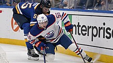 Kailer Yamamoto (vlevo) z Edmontonu padá po souboji s Coltonem Paraykem ze St....