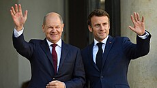 Nmecký kanclé Olaf Scholz a francouzský prezident Emmanuel Macron (26. íjna...
