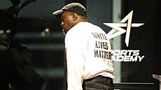 Kanye West v mikin s nápisem White Lives Matter (8. íjna 2022)